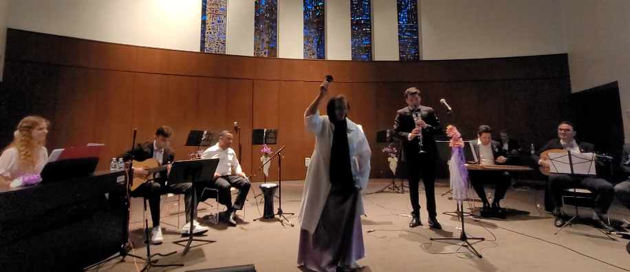 Adile performing at Yeşilçam concert